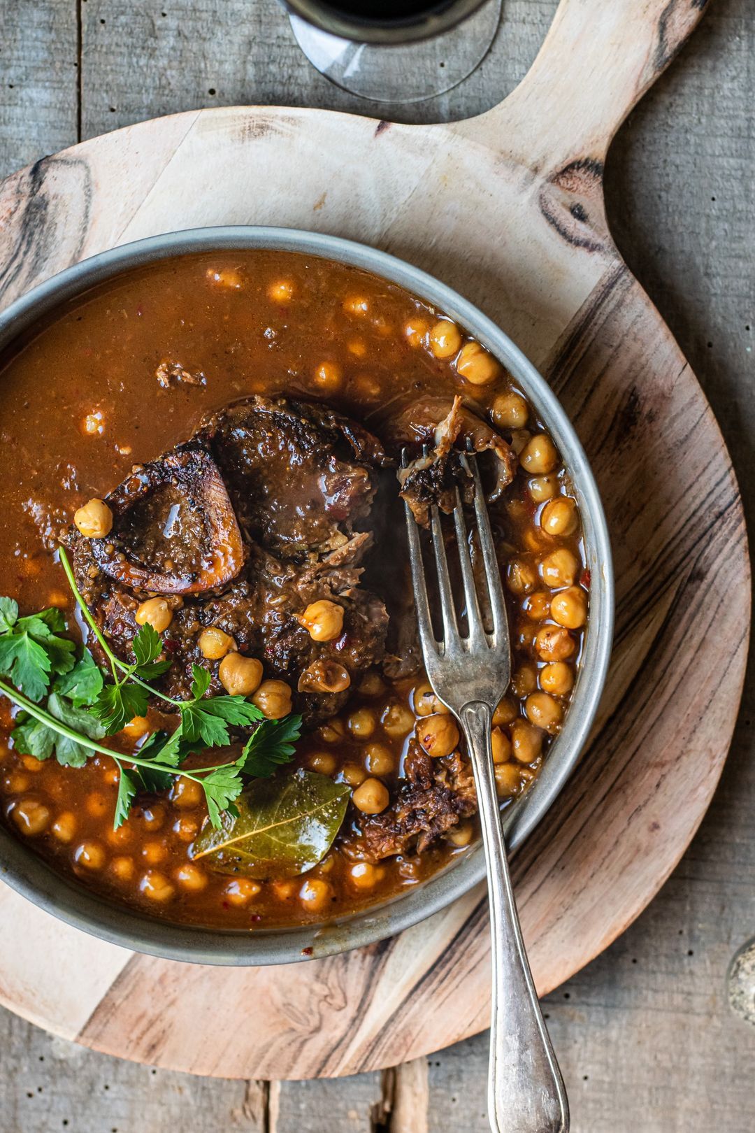 Kalfsschenkel met bloedsinaasappel en kikkerewten