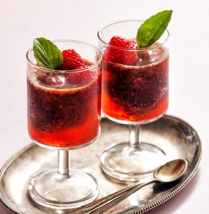 Frambozensorbet met basilicum en rosé champagne