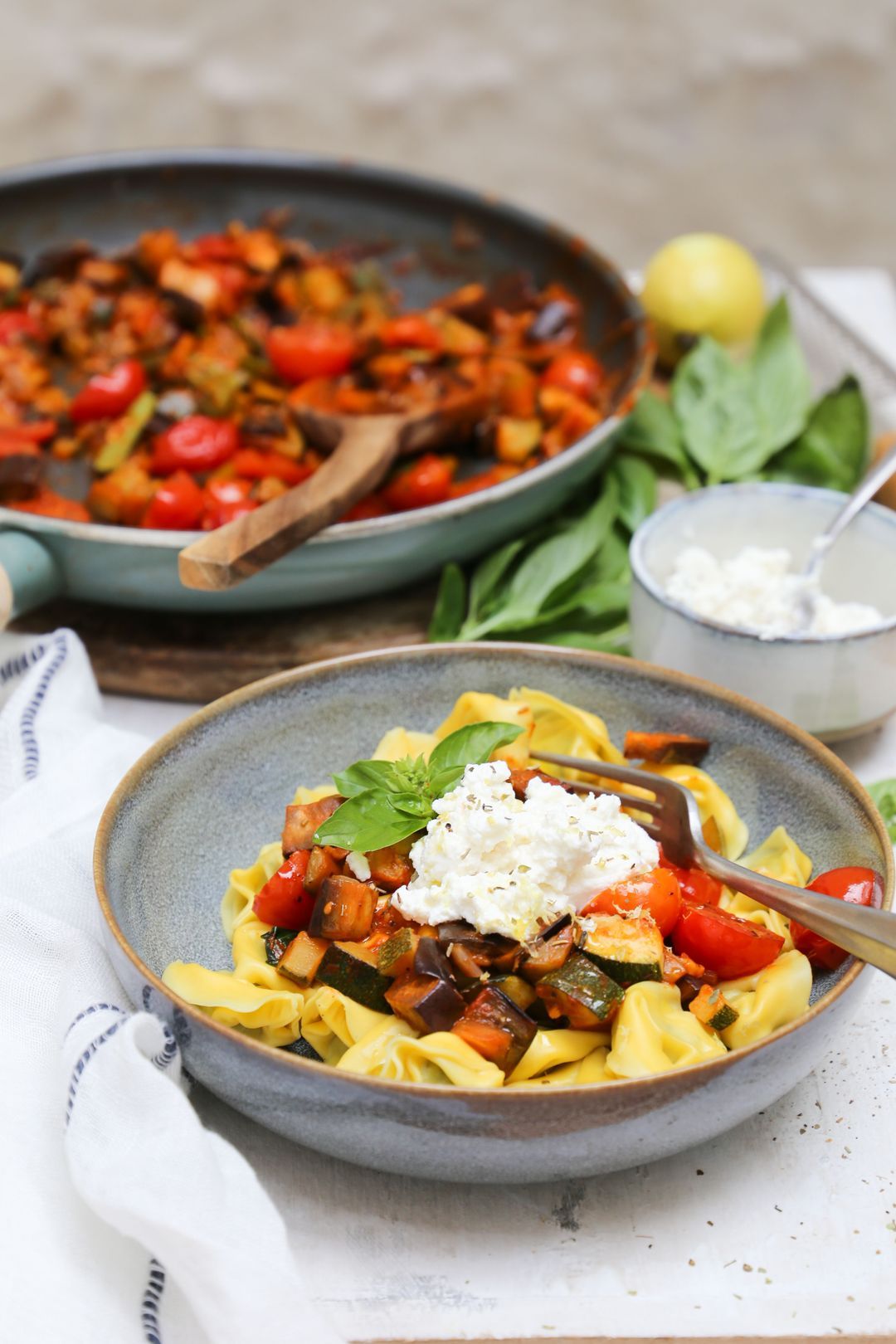 Tortelloni met snelle tomatensaus en citroenricotta