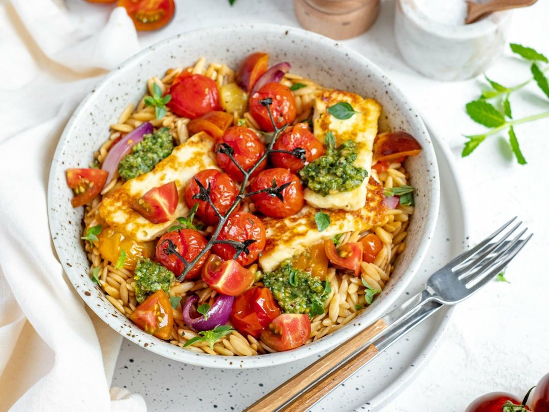 Orzo met geroosterde tomaten en halloumi