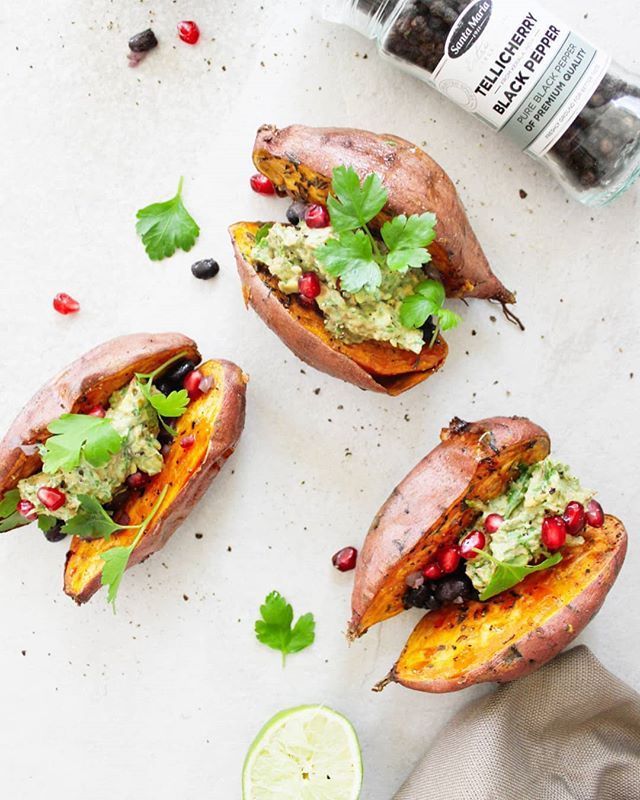 Ovengegaarde zoete aardappel met zwarte bonen en avocadomash