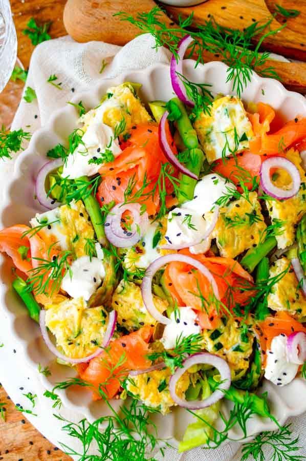 Salade met omelet en zalm