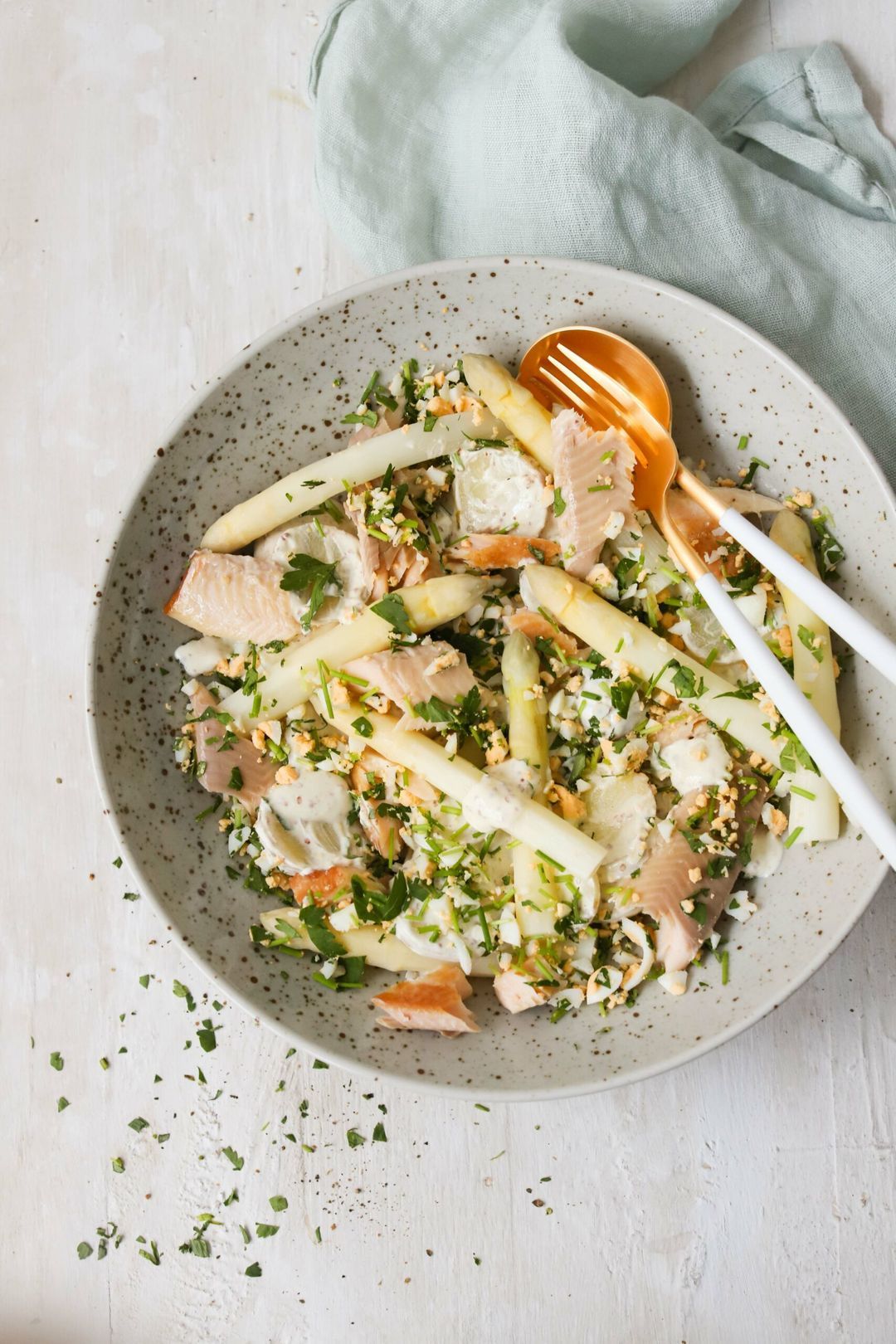 Aardappelsalade met asperges en gerookte forel