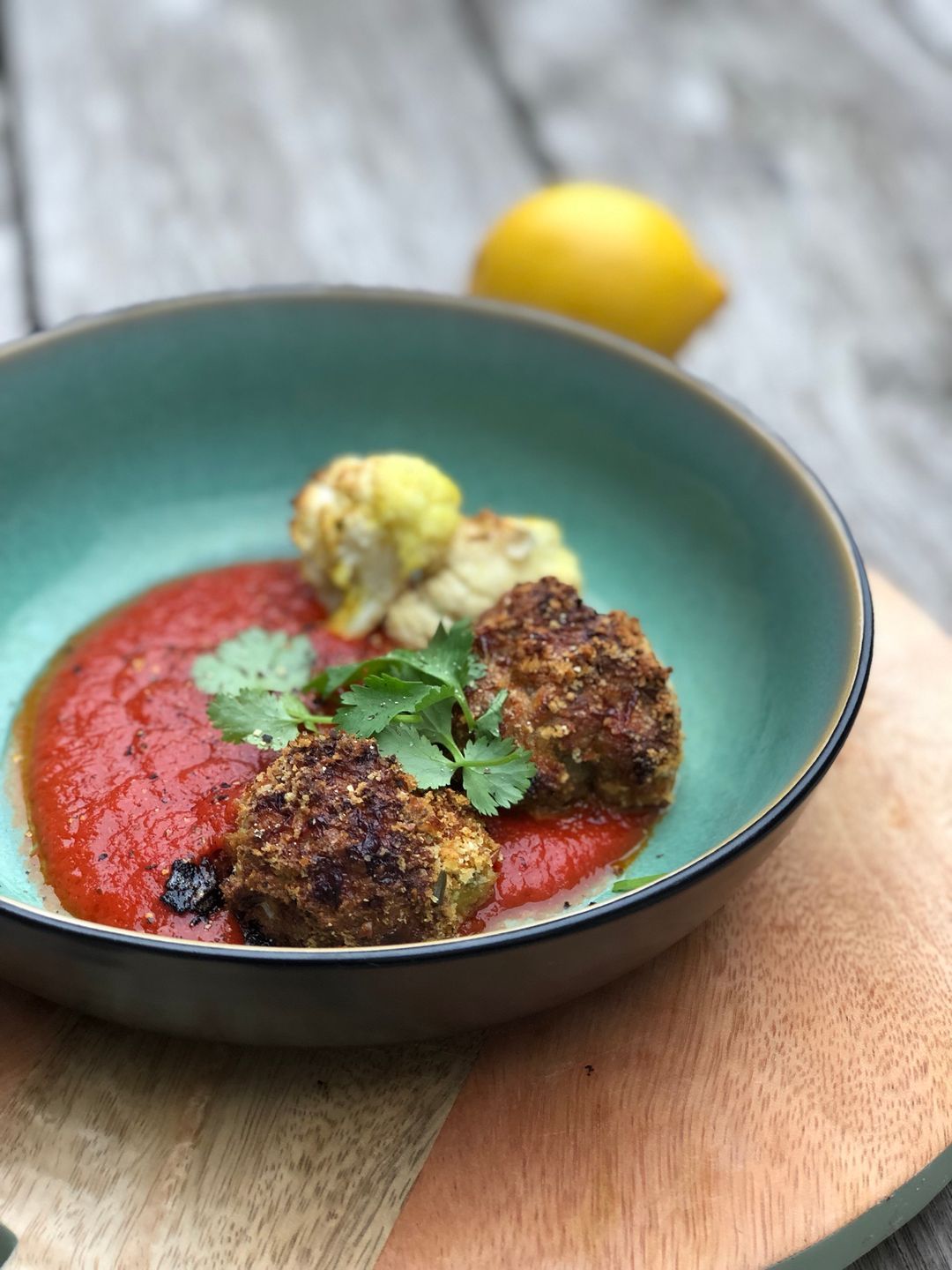 Krokante balletjes met tomatensaus op Levantijnse wijze