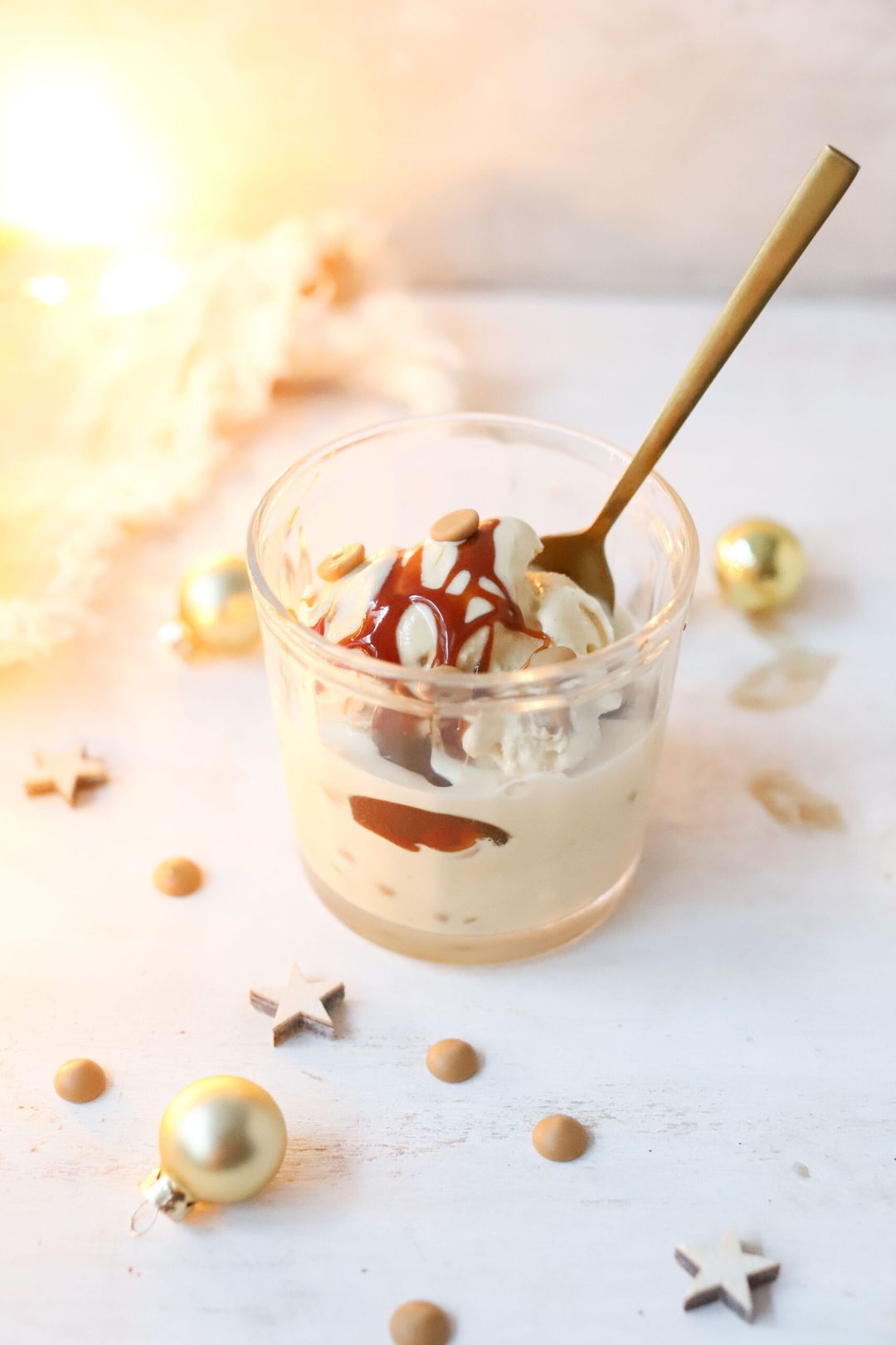 Witte chocolademelk met ijs van zoute karamel