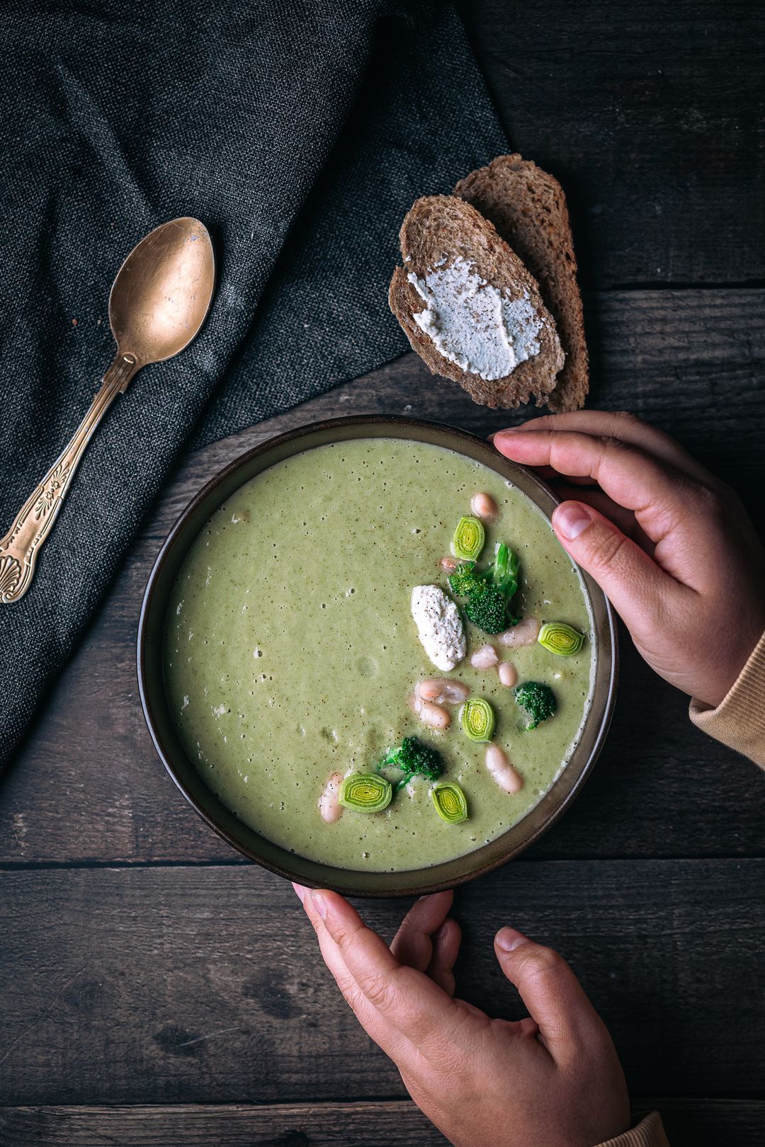 Goed gevuld 💣 | Broccoli-preisoep met ricotta & bonen