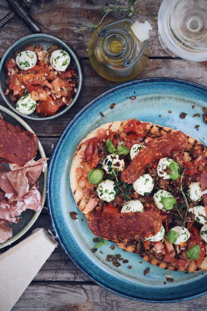 Bruscetta met tomaat,chorizo en mozarella