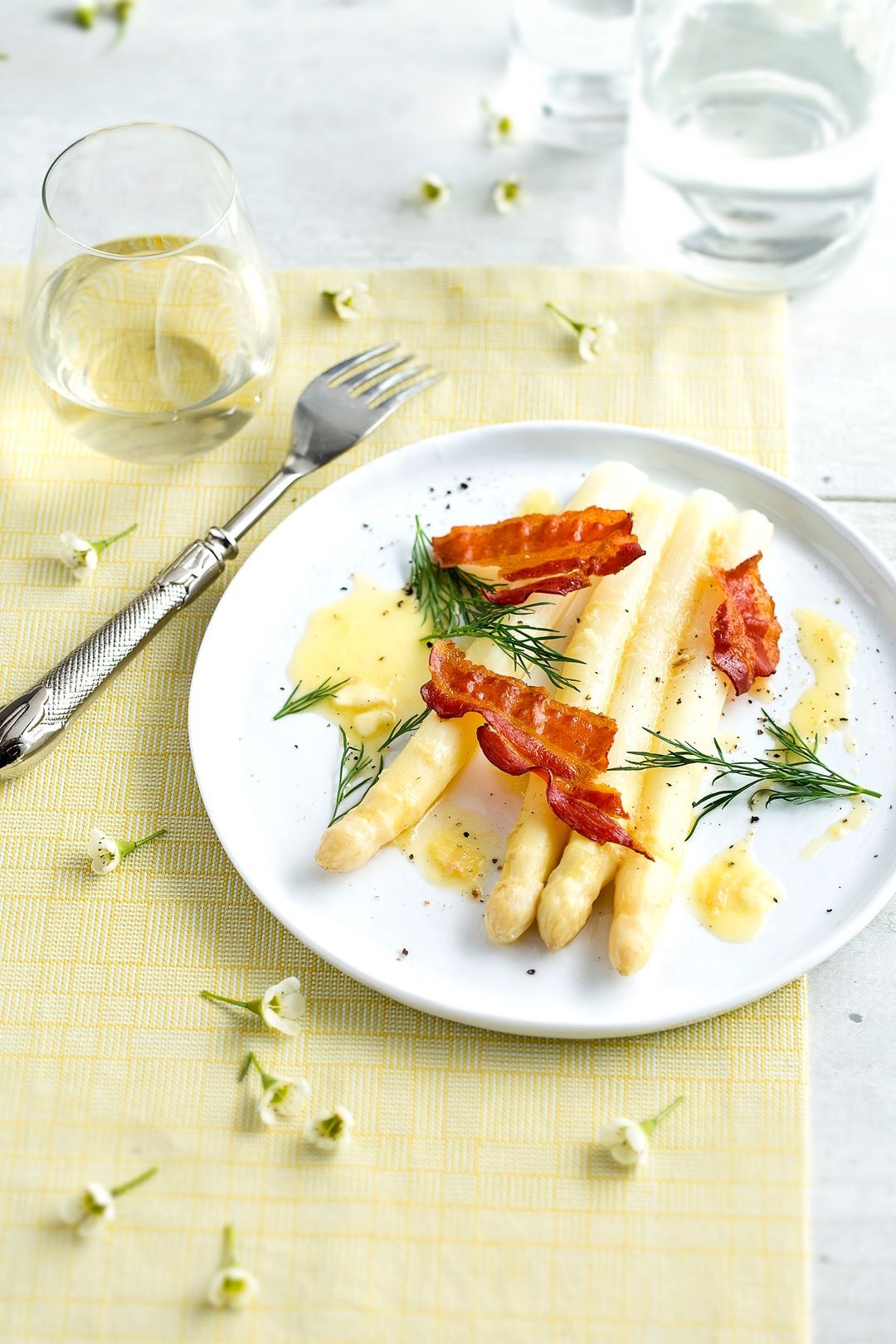 Asperges met gepofte knoflook en krokant spek