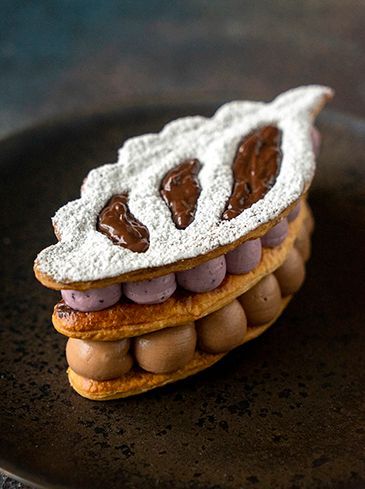 Tompouce 2.0 met chocopasta- en bosbessenmousse
