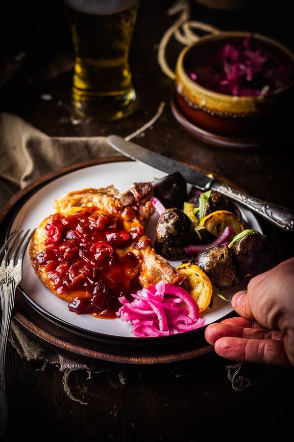 Sappige varkenskotelet met rode uien saus op de bbq