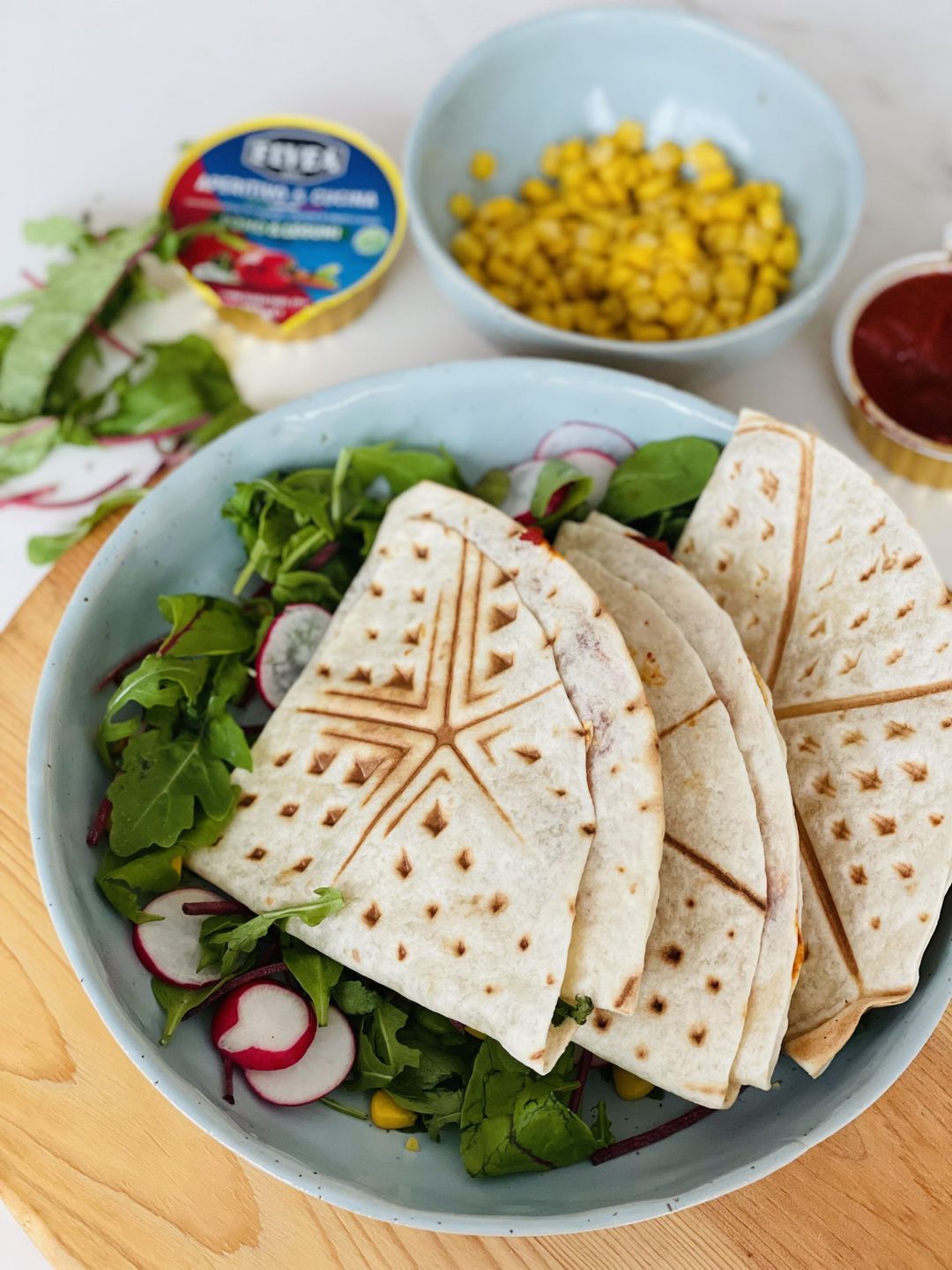 Krokante quesadilla met tonijn, maïs en tomaat