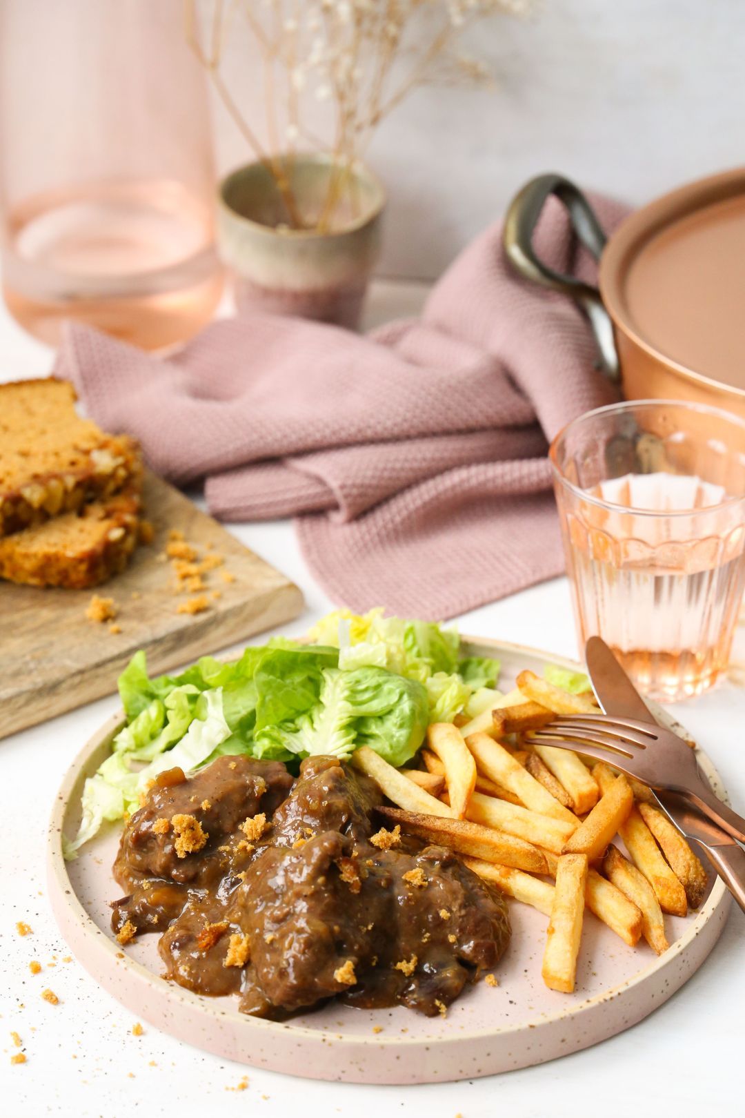 Stoverij van varkenswangetjes met pruimen en peperkoek