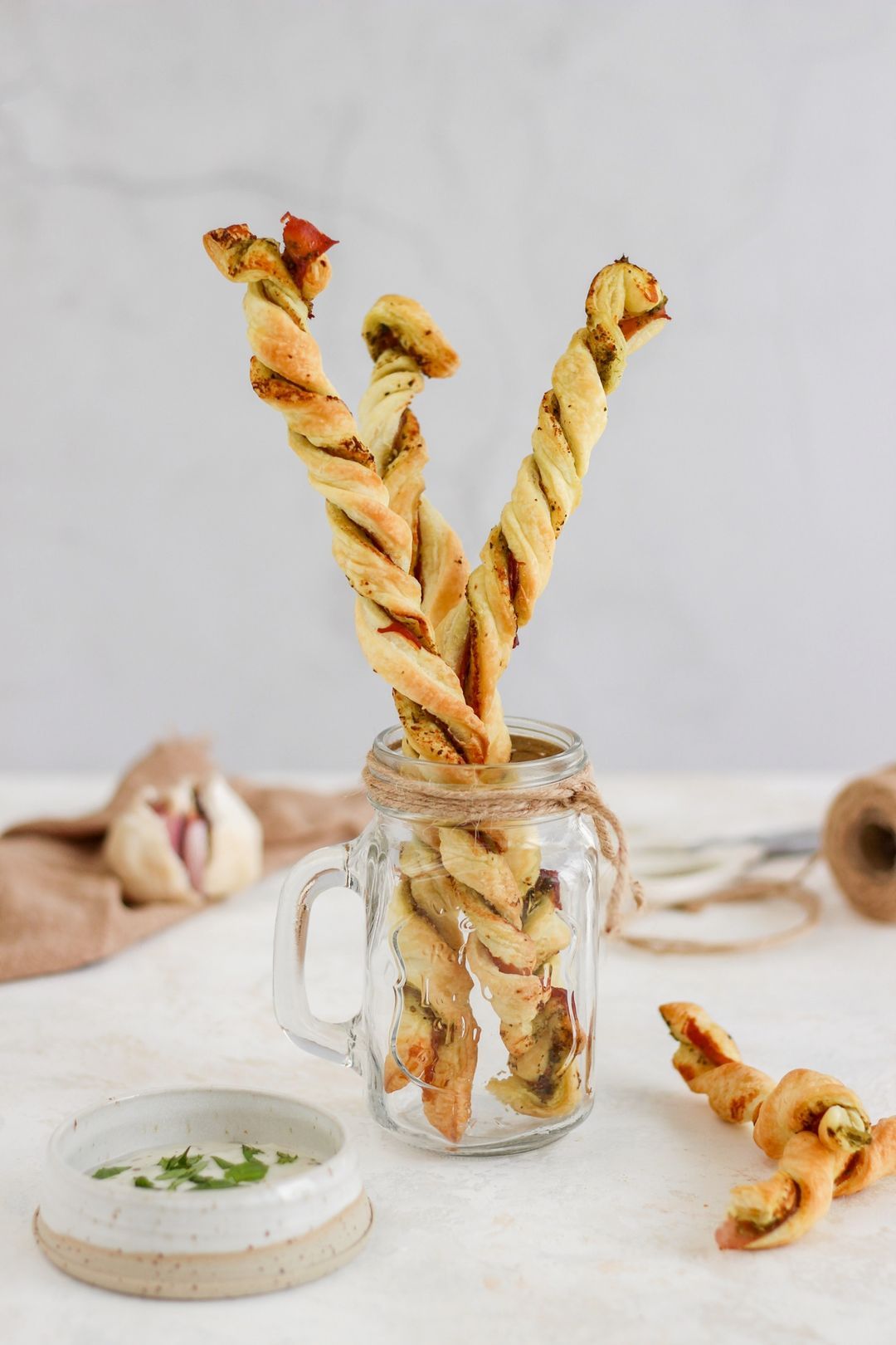 Bladerdeegstengels met prosciutto & pesto