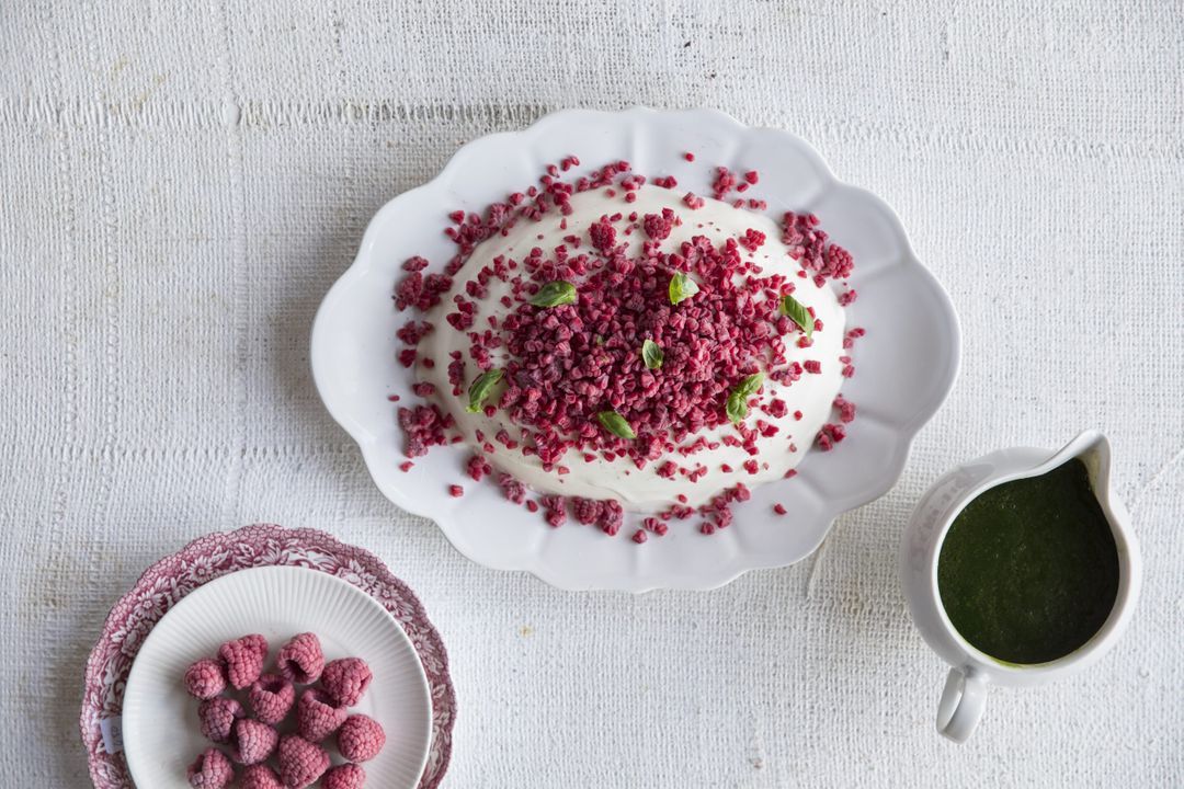 Bevroren frambozen met yoghurtpudding en basilicumsiroop
