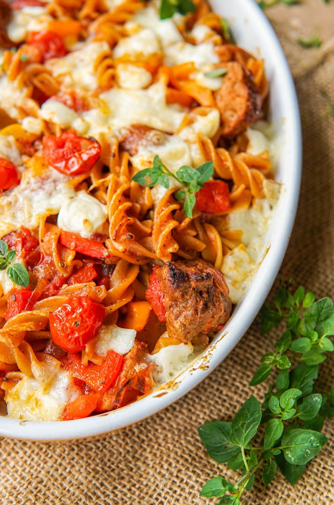 Ovenpasta met vega balletjes en rode saus