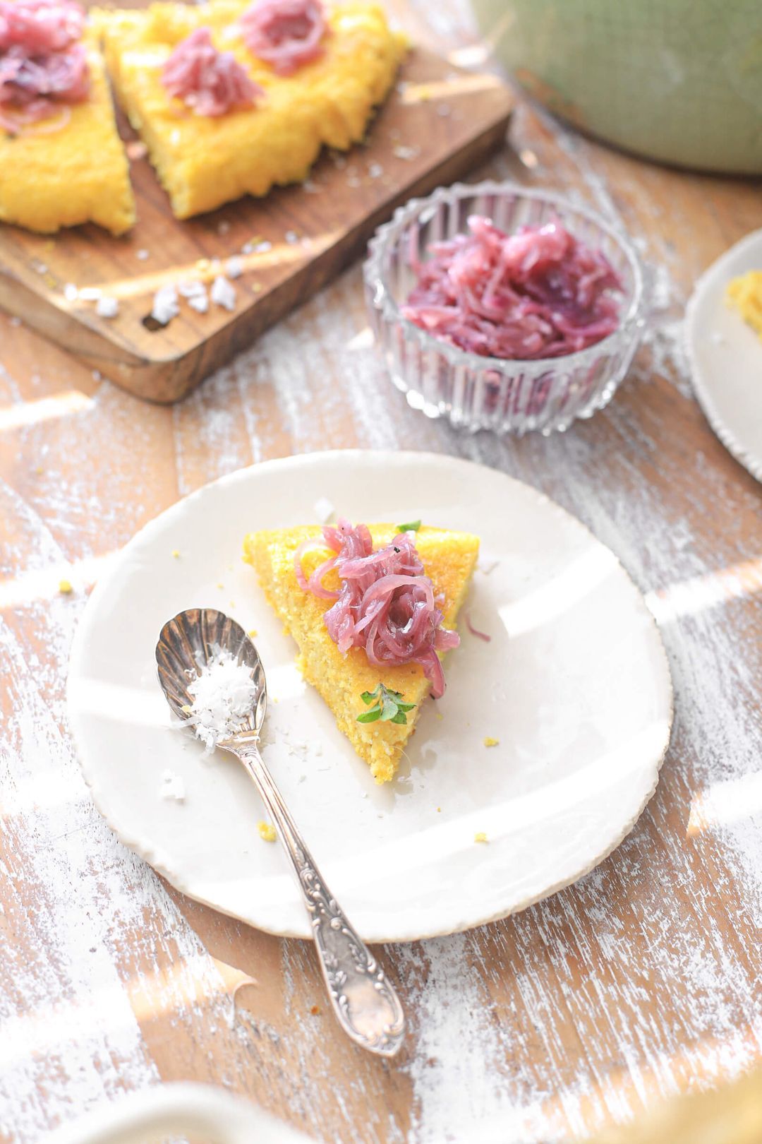 Gebakken polenta met rode ui, Parmezaan en citroen
