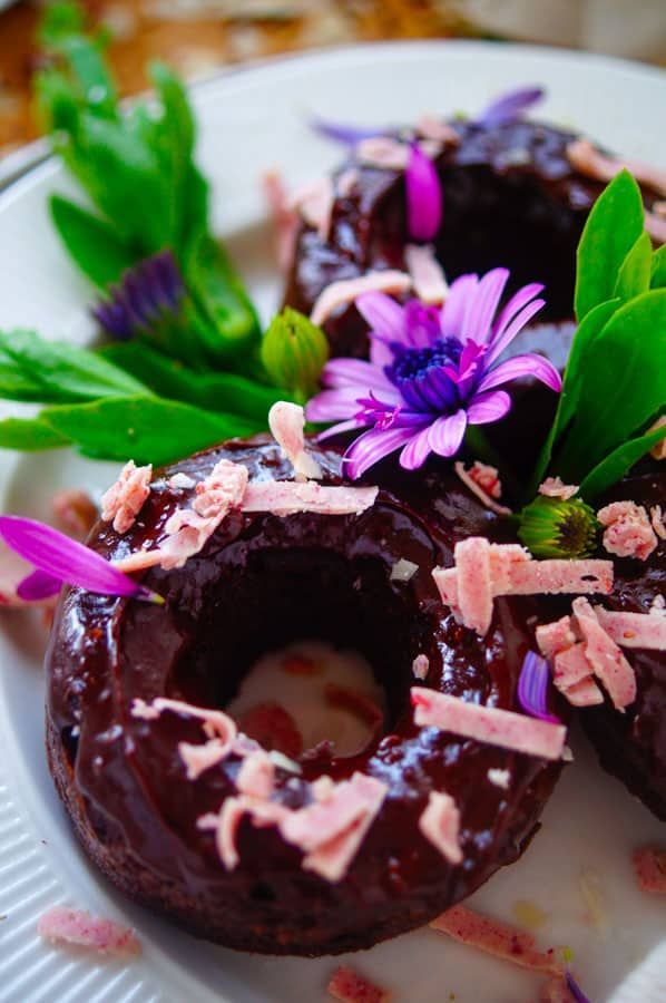 Zoete aardappel donuts met chocolade