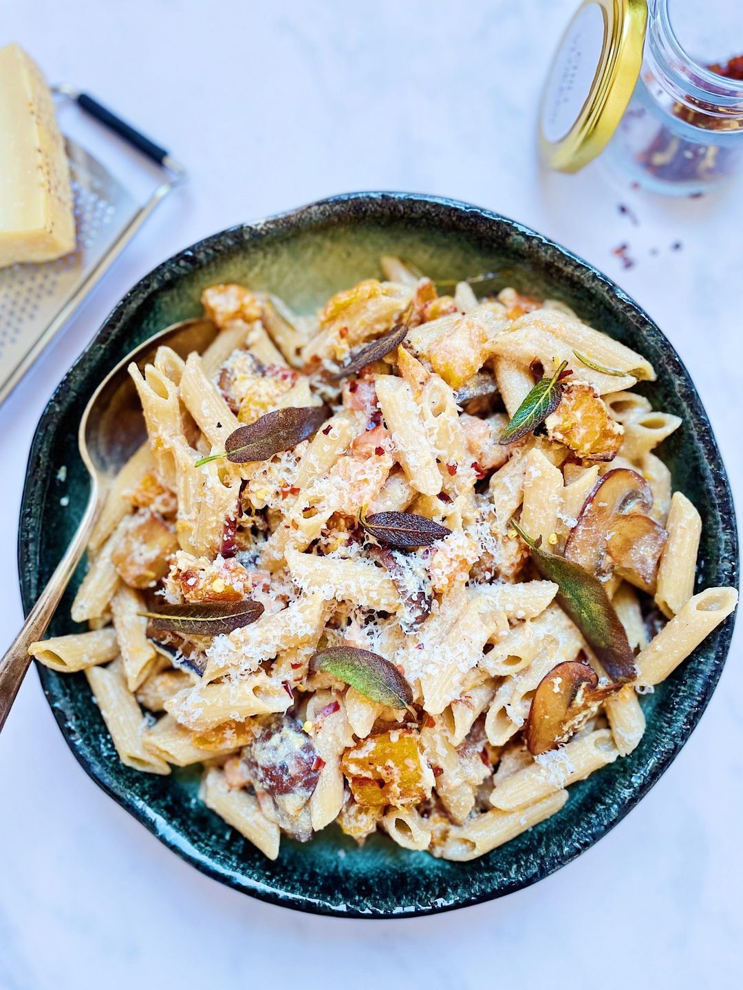 Pompoen, paddenstoelen en ricotta pasta met spekjes en gefrituurde salie