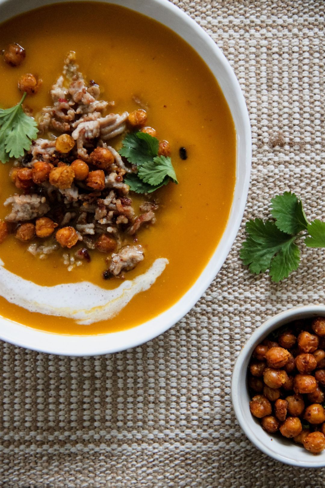 Soep van geroosterde pompoen met curry & gehakt