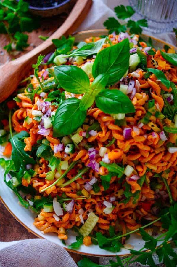 Pastasalade met rode pesto