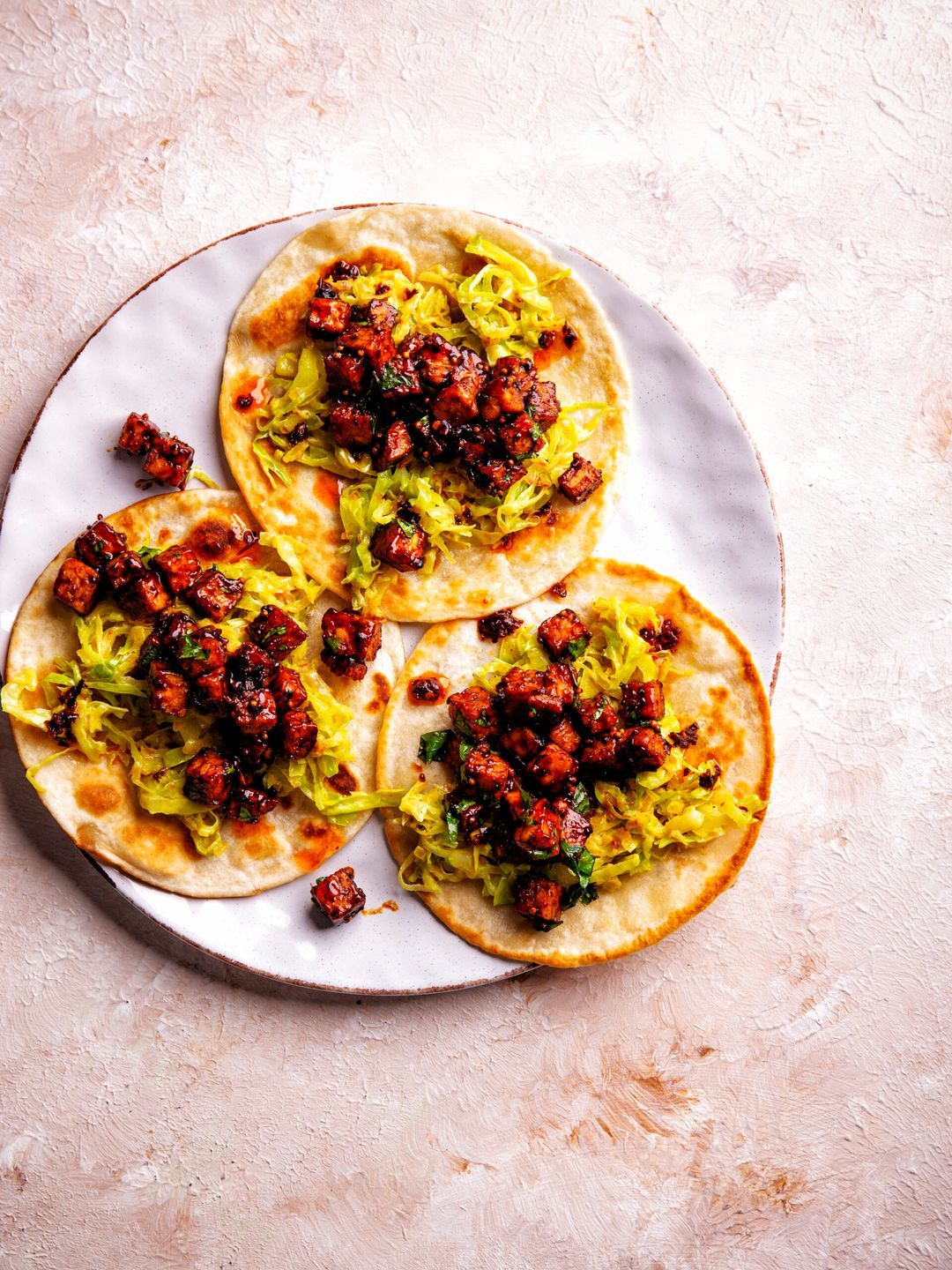 Wraps met sticky mosterdtempeh en spitskool