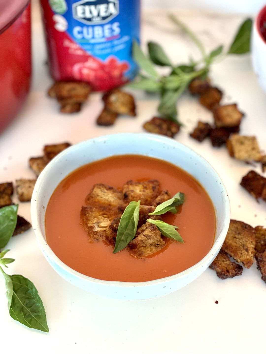 Supersnelle tomatensoep met pestocroutons