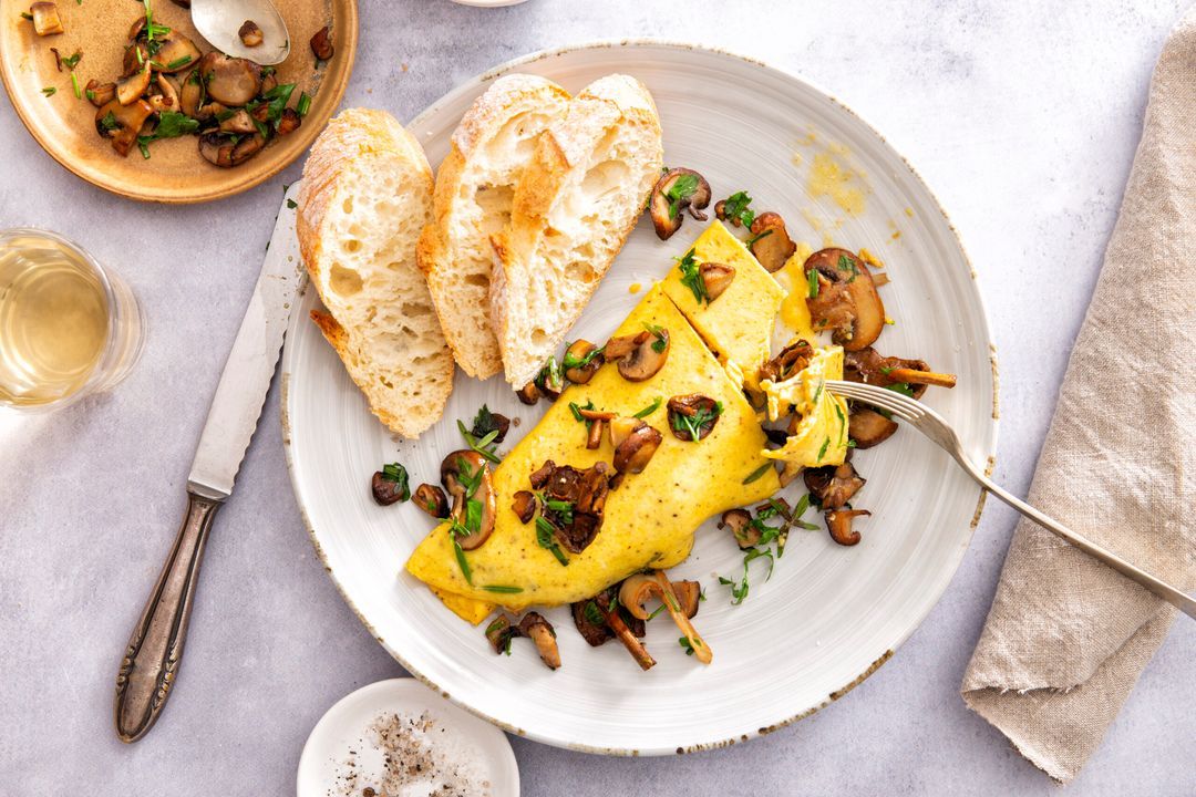 Omelet met bospaddenstoelen en kruiden