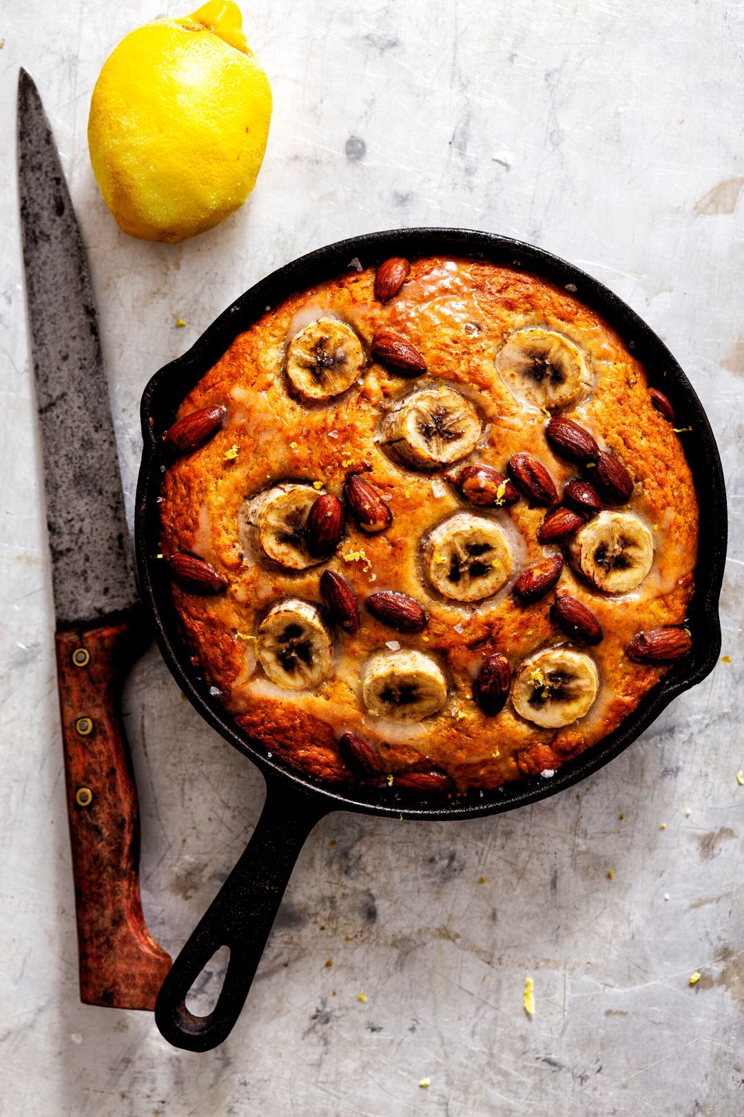 Skillet banana bread met gerookte amandelen