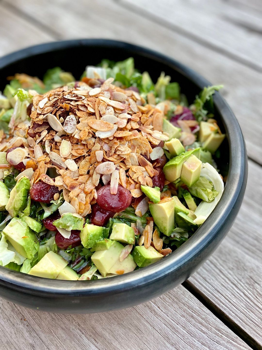 Salade met geroosterde druiven, avocado en amandelen