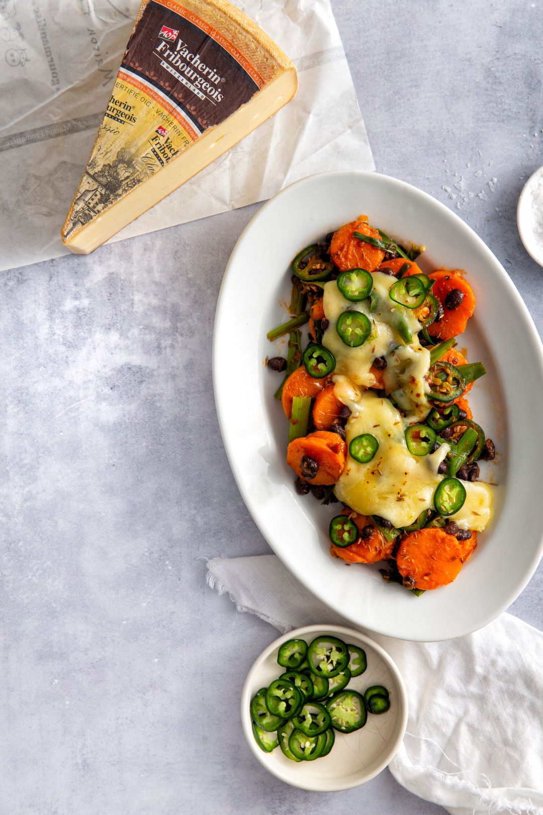 Spicy zoete aardappels met zwarte bonen en raclette