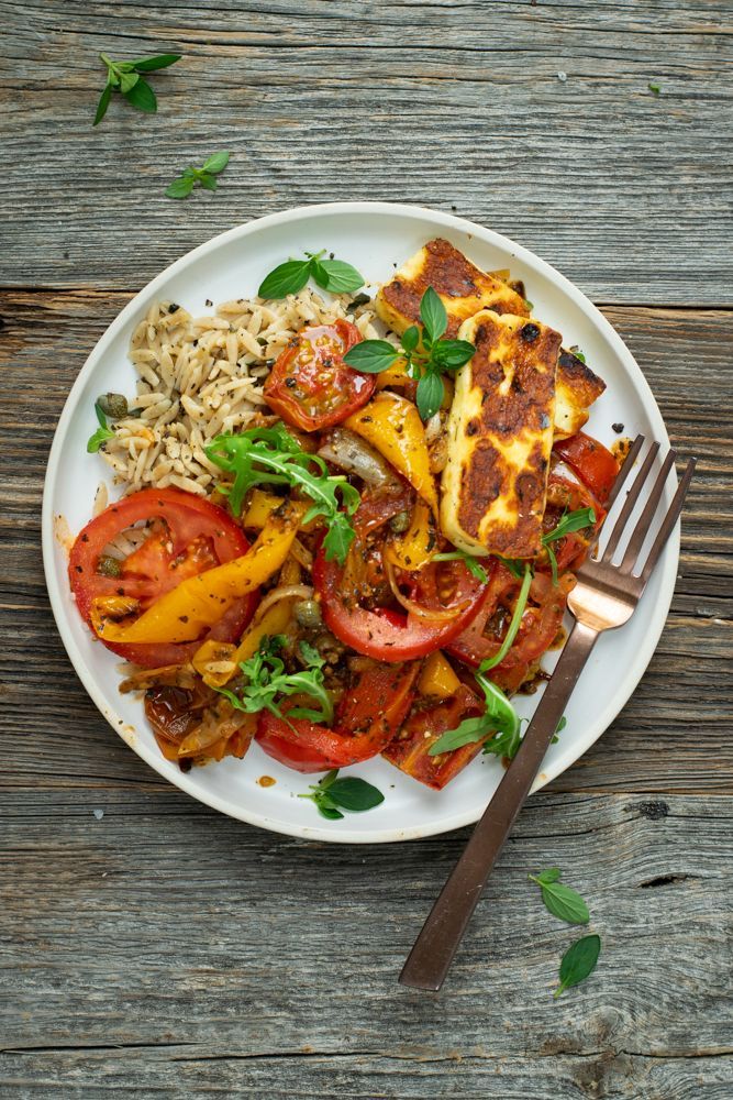 Gegrilde paprika en tomaat met halloumi en orzo