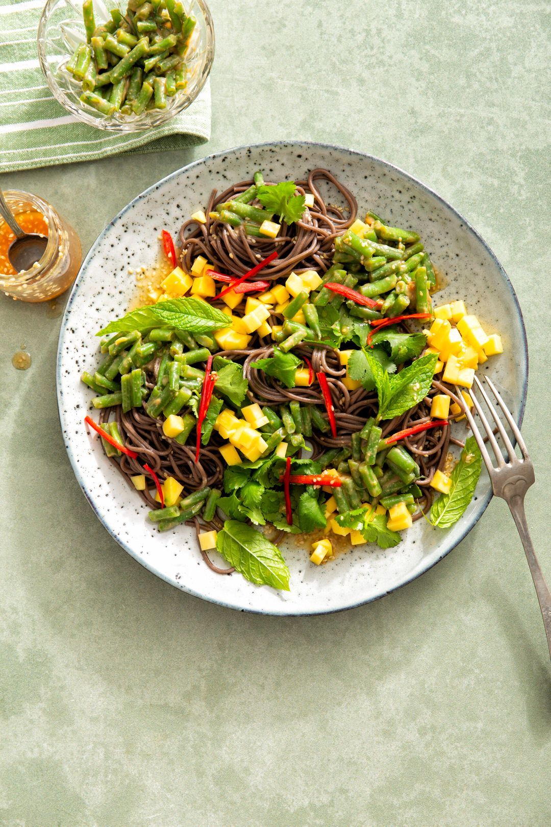 Sobanoedelsalade met misoboontjes en mango