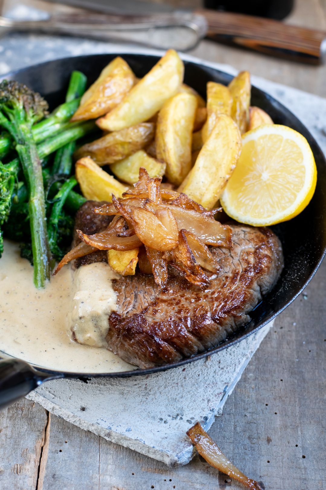Steak met mascarpone en broccolini