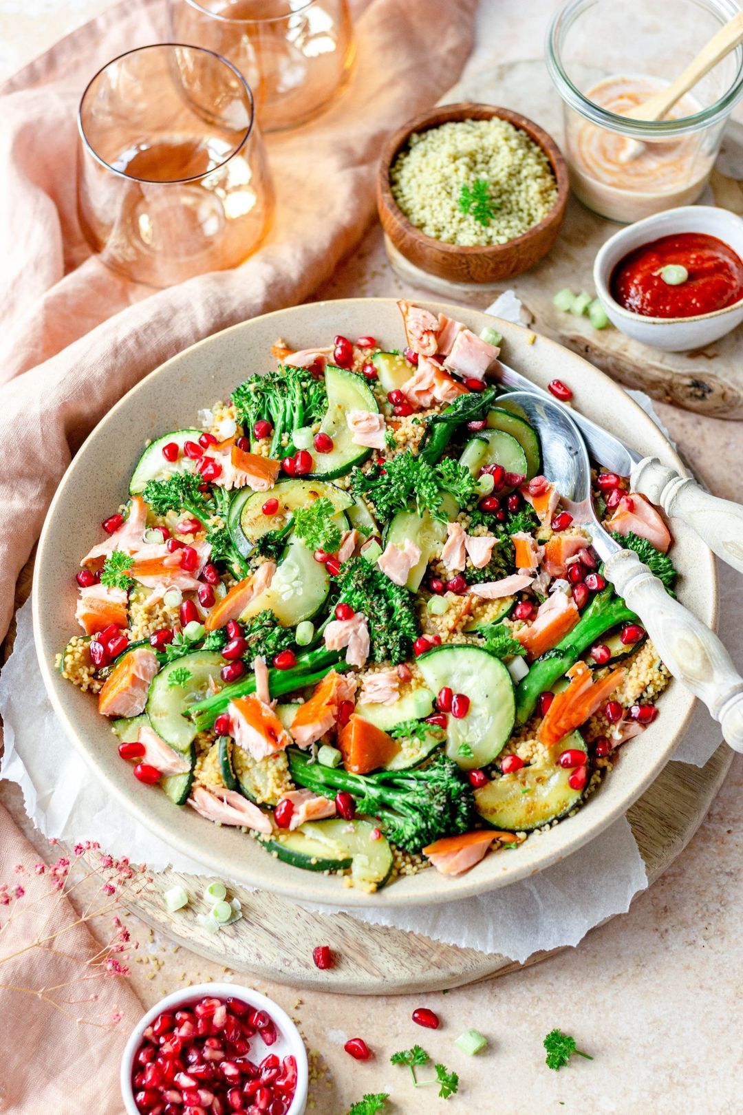 Couscous met zalm & courgette, bimi & granaatappel