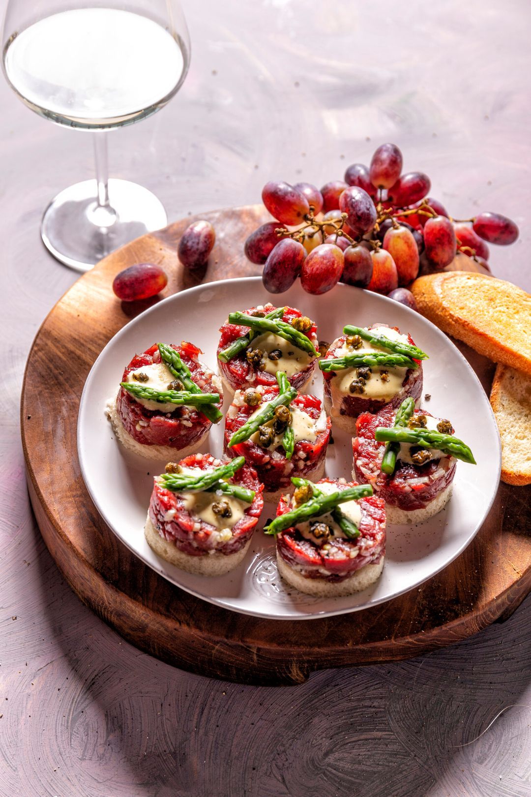 Mini steak tartare met mosterdmayo en groene asperges