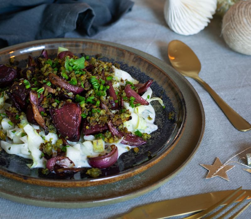 Witloofsalade met balsamicobietjes en falafelcrumble