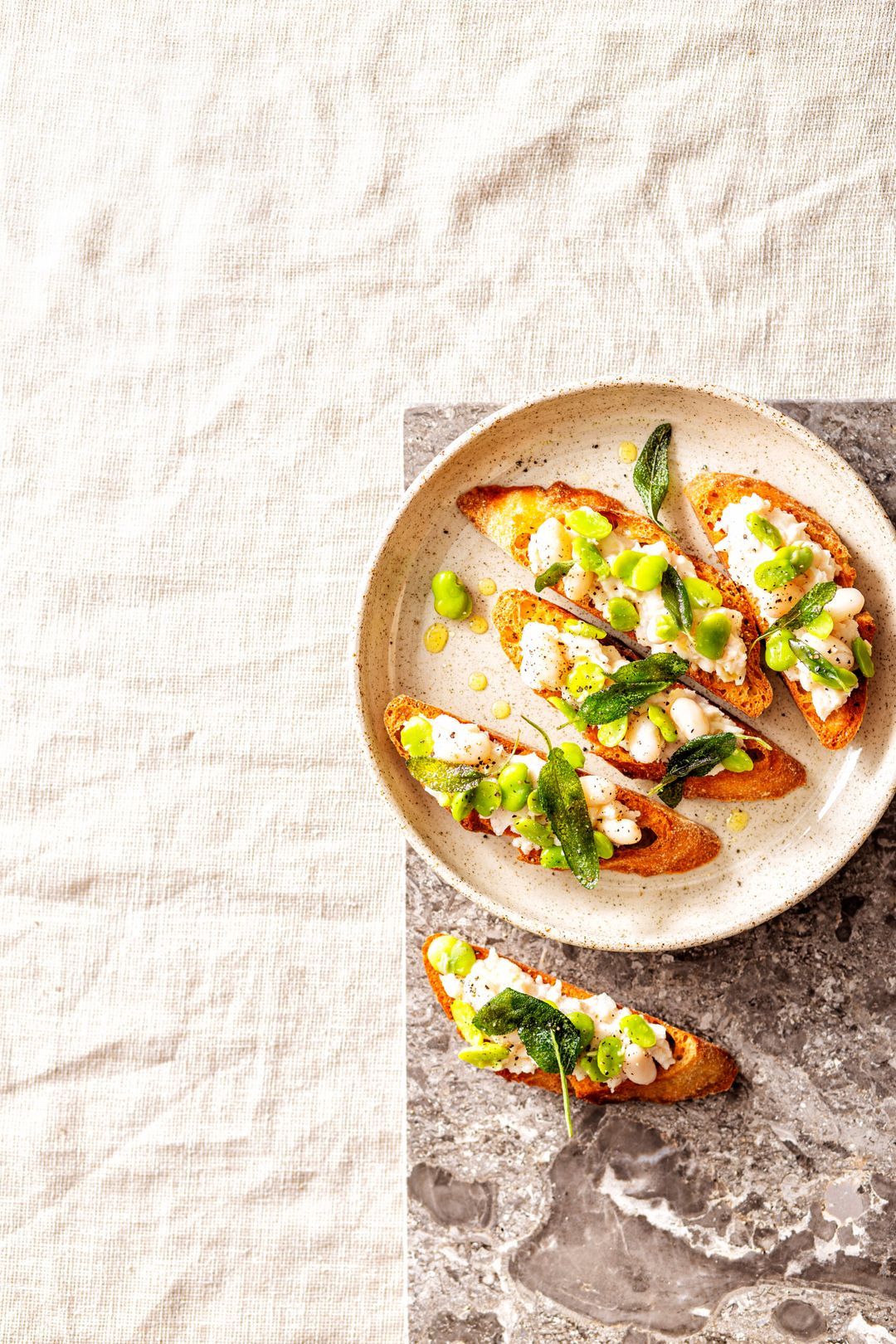Bruschetta met wittebonenpuree en salie