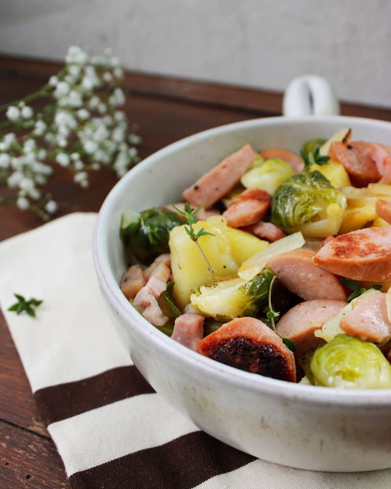 Spruitjes-aardappelschotel met rookworst