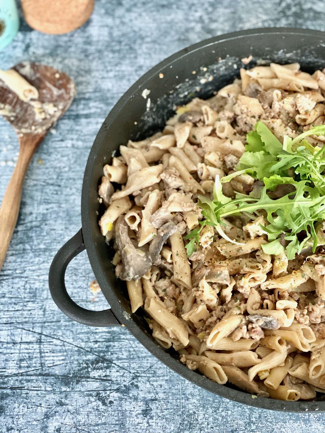 One pot pasta met champignons, gehakt en prei