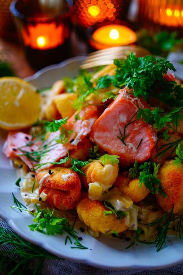 Gebakken gnocchi met zalm en preisaus