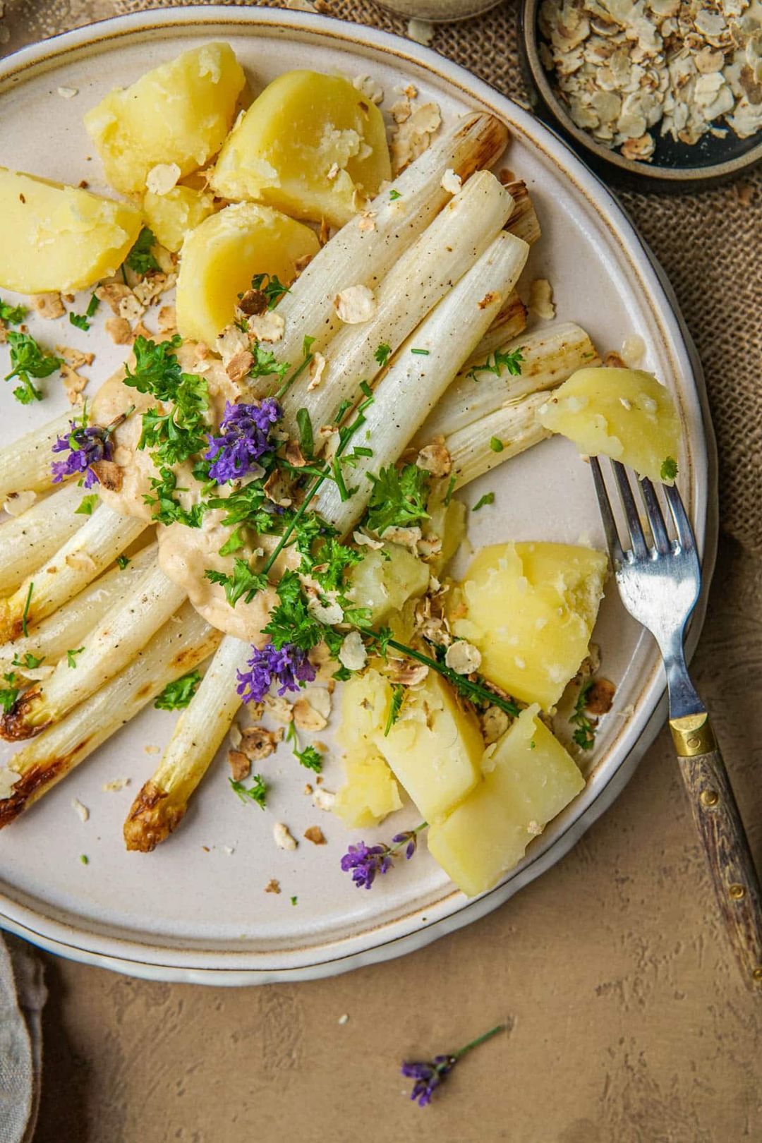 Witte asperges uit de oven met citroen tahini saus