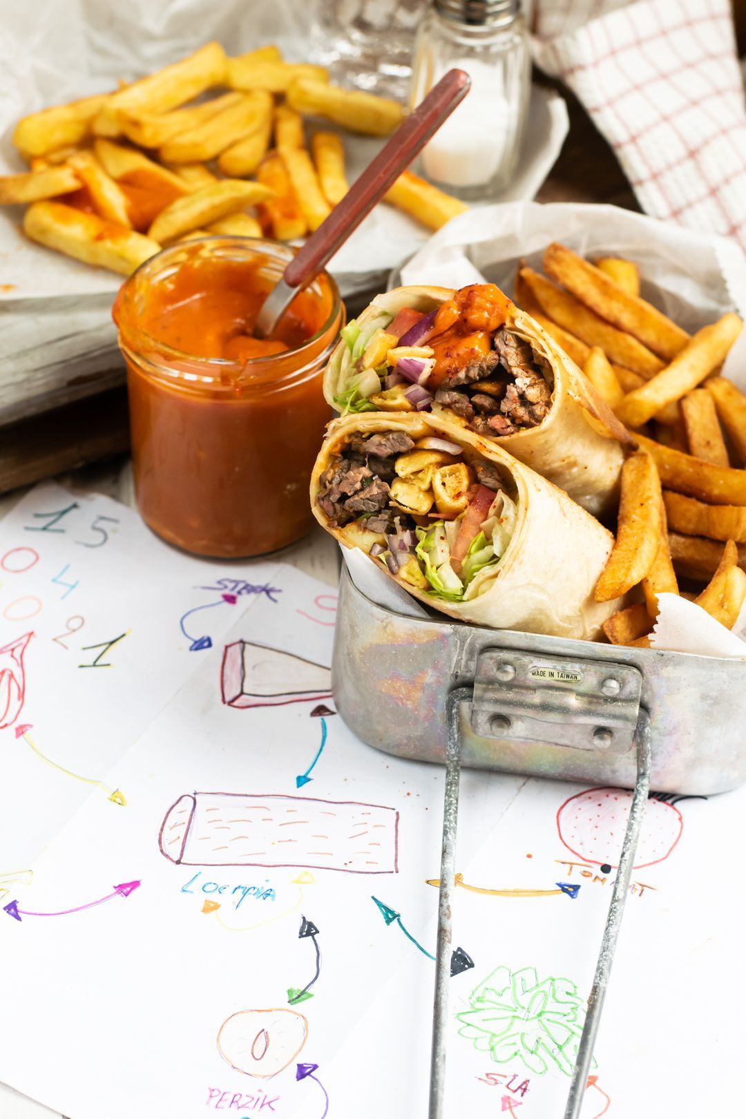 Burrito met steak, frietjes en ketchup van perzik