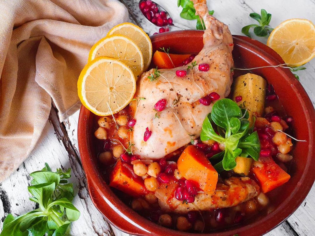 Konijnstoofpot met zoete aardappel, kikkererwten en granaatappel