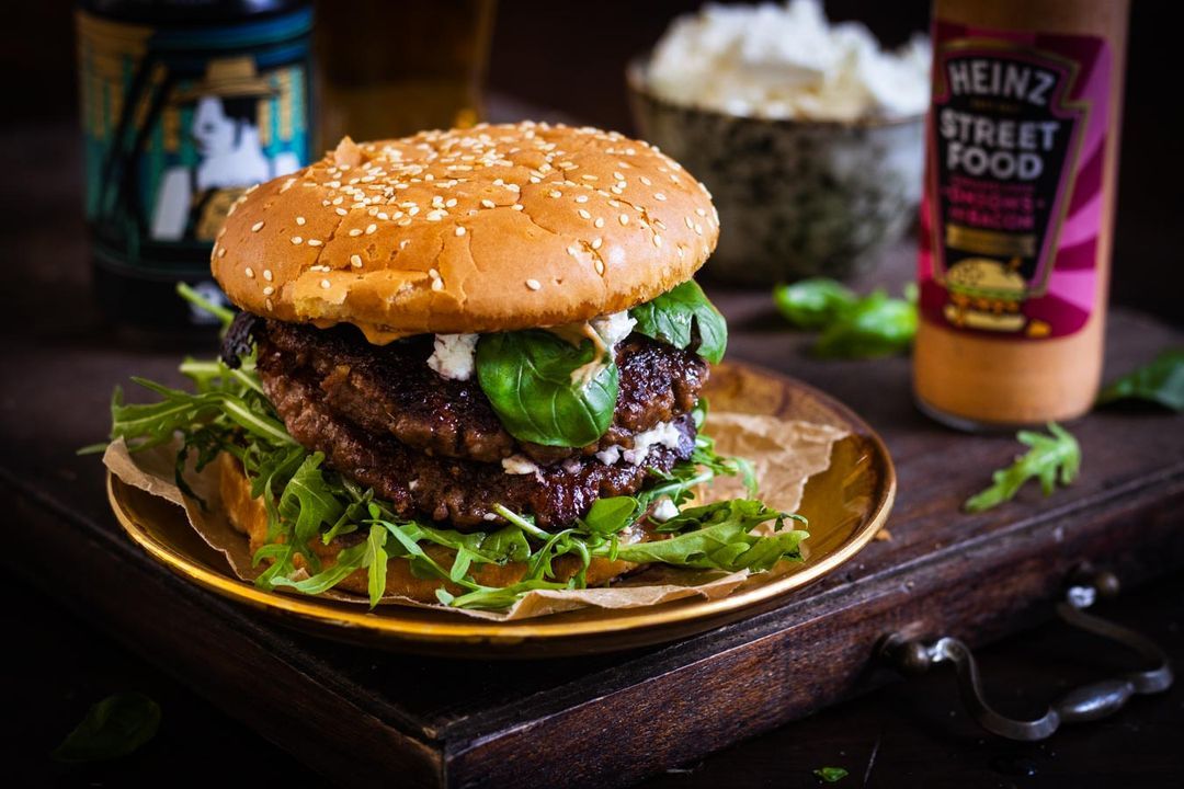 Feestelijke Feta Burger met Bosbessensaus