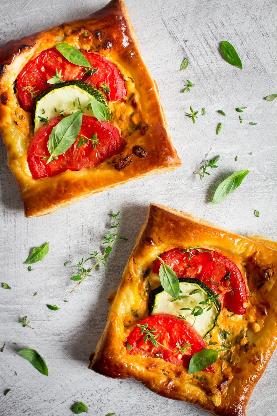 Hartige taartjes met courgette en tomaat