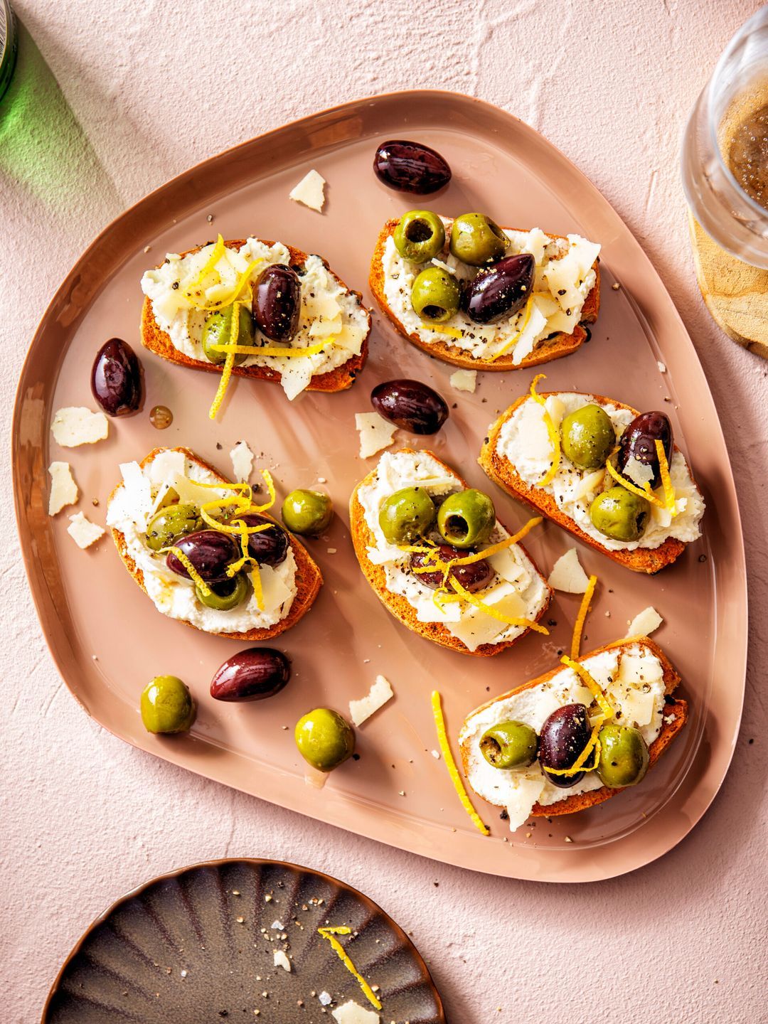 Bruschetta met parmezaancrème en gebakken olijven