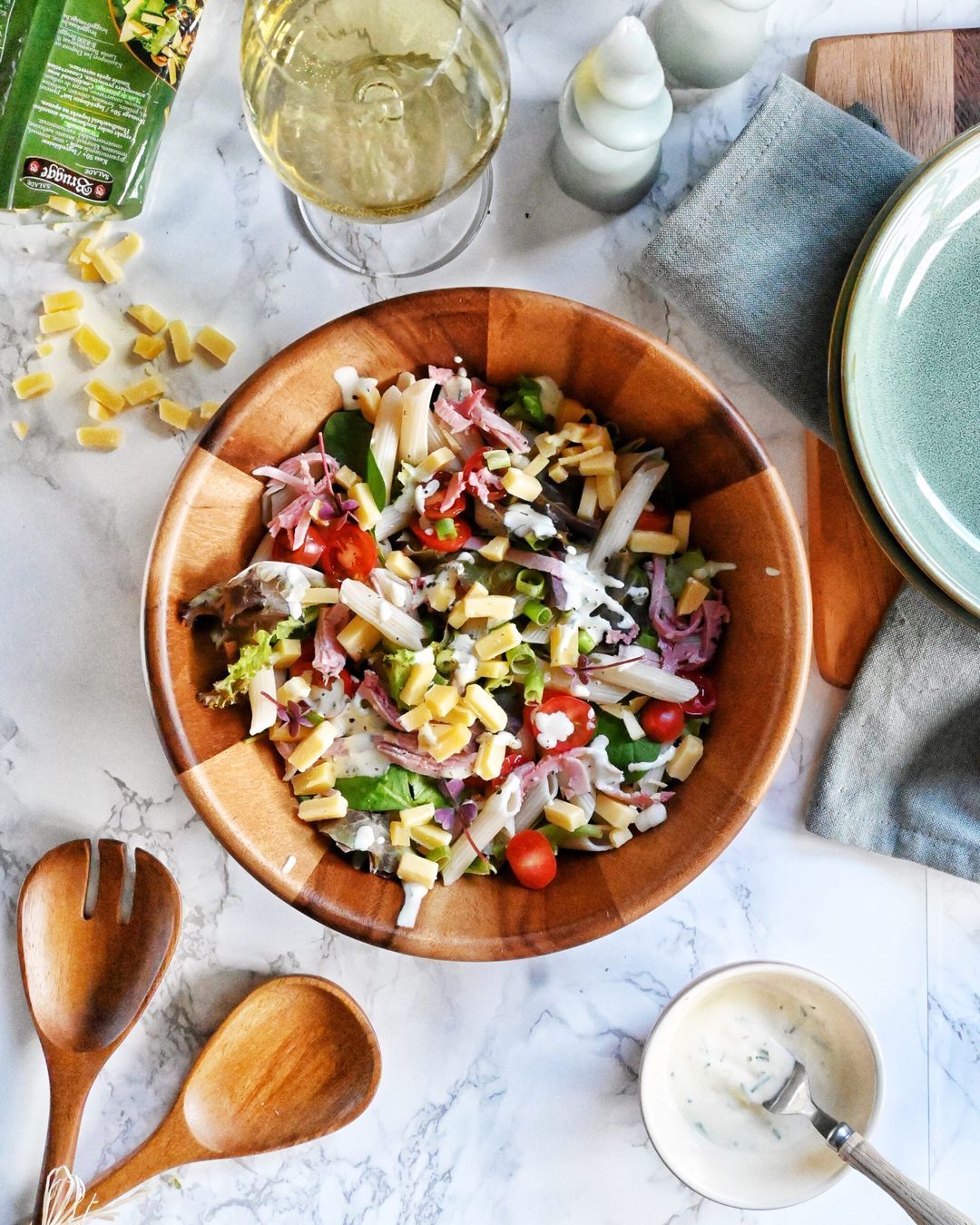 Pastasalade met belegen Brugge Kaas strips