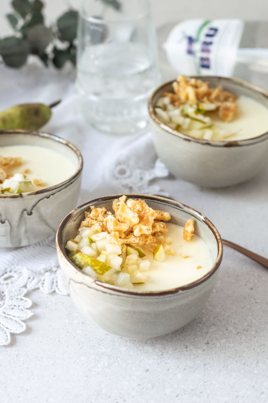 Chocolademousse van witte chocolade met peer en koekjes