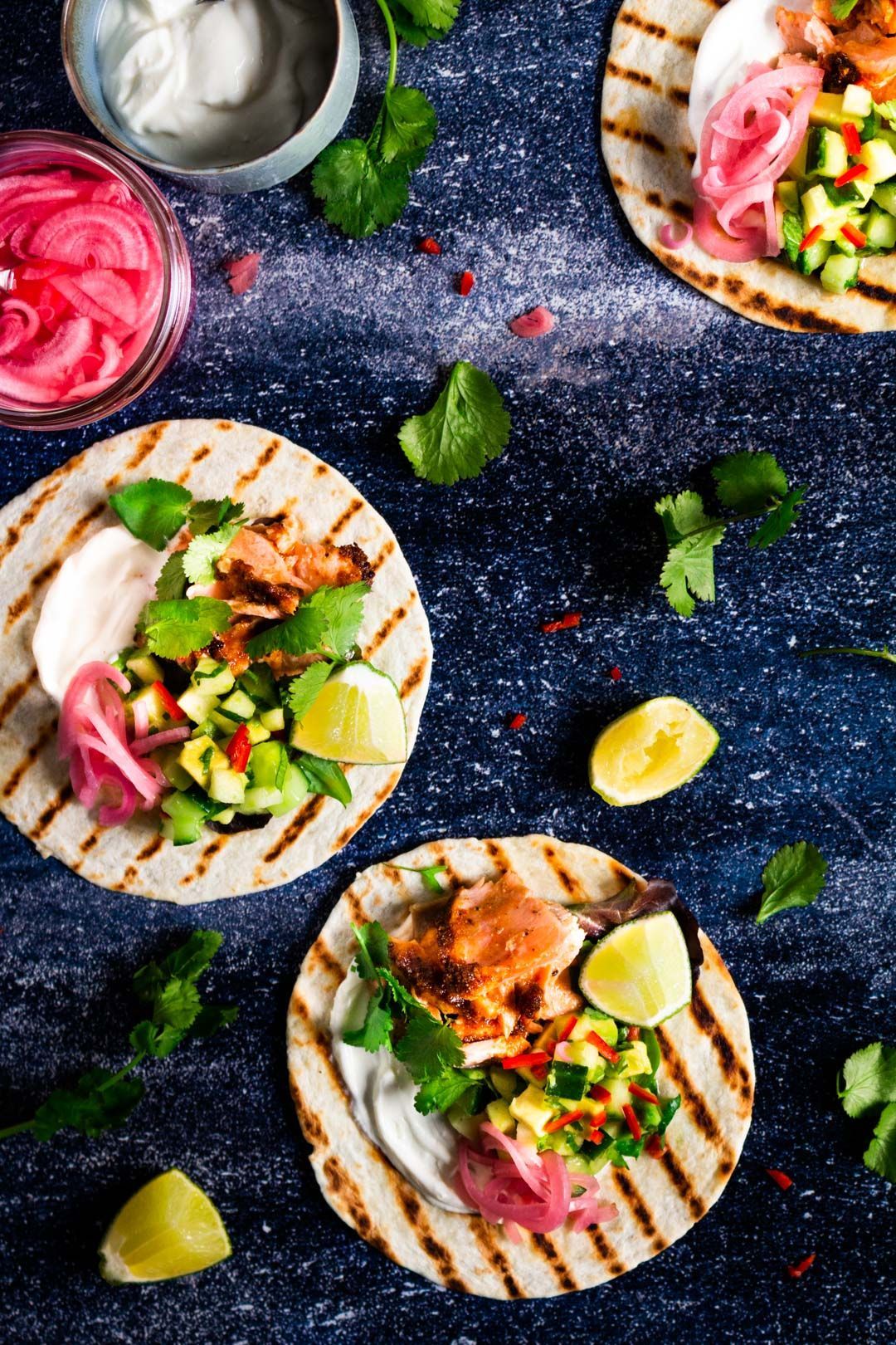 Zalmtaco met avocadosalsa en zure room