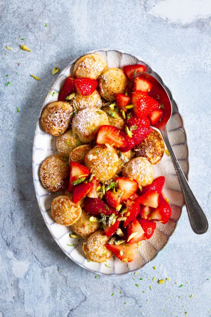 Poffertjes met aardbeien, vlierbloesem en limoen